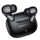 Μαύρα Borofone BW96 in-ear ακουστικά επάνω στη θήκη φόρτισης.