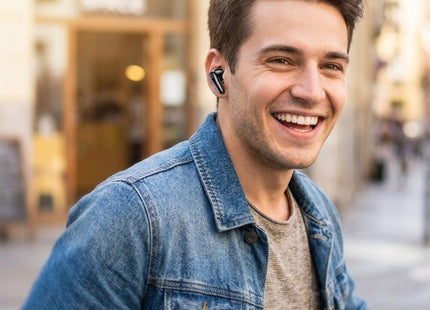 Άνδρας φορά μαύρο in-ear ακουστικό Borofone BW96 σε εξωτερικό χώρο.