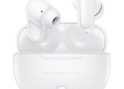 Λευκά Borofone BW96 μπροστά από την ανοιχτή θήκη φόρτισης.