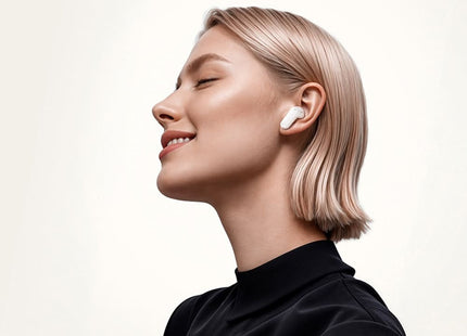 Γυναίκα φορά λευκό in-ear ακουστικό Borofone BW96.