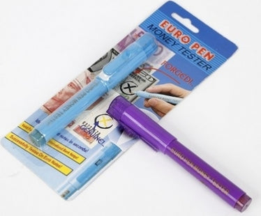 Μωβ και γαλάζια στυλό Euro Pen Money Tester πάνω σε συσκευασία με παραδείγματα ελέγχου.