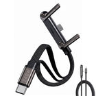 Μαύρο πλεκτό καλώδιο EZRA DC422 USB-C σε USB-C 240W με ενσωματωμένη αναδιπλούμενη βάση κινητού.