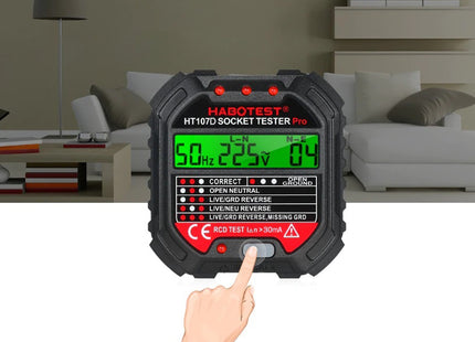 HABOTEST HT107D με φωτιζόμενη οθόνη και δάχτυλο που πιέζει το πλήκτρο δοκιμής RCD.