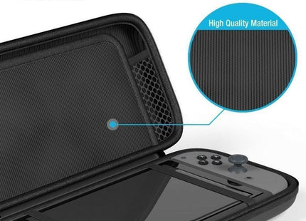 Εσωτερικό μαύρης θήκης Nintendo Switch με μαλακό επενδυμένο διαχωριστικό και δικτυωτή τσέπη.