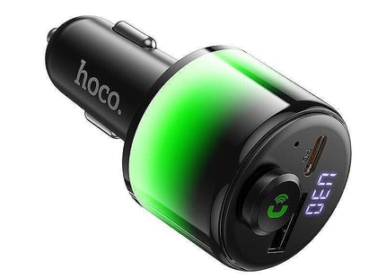 Μαύρο Hoco E166 FM transmitter αυτοκινήτου με πράσινο φωτισμό, οθόνη, USB-A και USB-C.