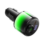 Μαύρο Hoco E166 FM transmitter αυτοκινήτου με πράσινο φωτισμό, οθόνη, USB-A και USB-C.