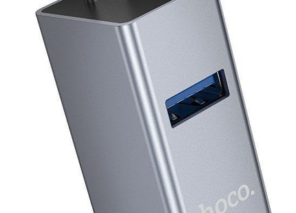 Πλάγια όψη του γκρι Hoco hub με ενσωματωμένο βύσμα USB-C και μπλε θύρα USB 3.0.