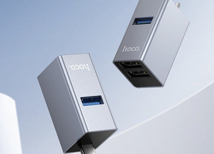 Δύο όψεις του συμπαγούς γκρι Hoco hub USB-C τριών θυρών.