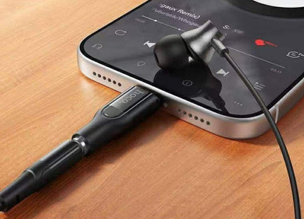 Hoco UPA35 συνδεδεμένο σε κινητό USB-C και ακουστικά με βύσμα 3,5 mm.