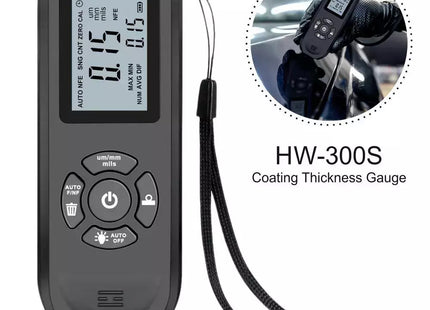 Μαύρος μετρητής HW-300S με λουράκι καρπού και σκηνή χρήσης σε αυτοκίνητο