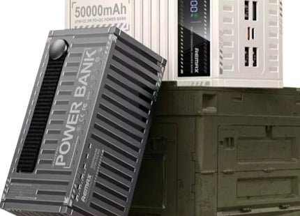 Μαύρο και λευκό power bank Remax RPP-161 τοποθετημένα σε πράσινο κουτί αποθήκευσης.