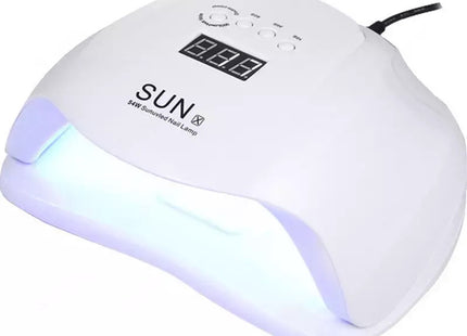 Λευκό φουρνάκι νυχιών SUN ONE UV X UV LED 54W με αναμμένες εσωτερικές λυχνίες, ψηφιακή οθόνη και πλήκτρα χρόνου.